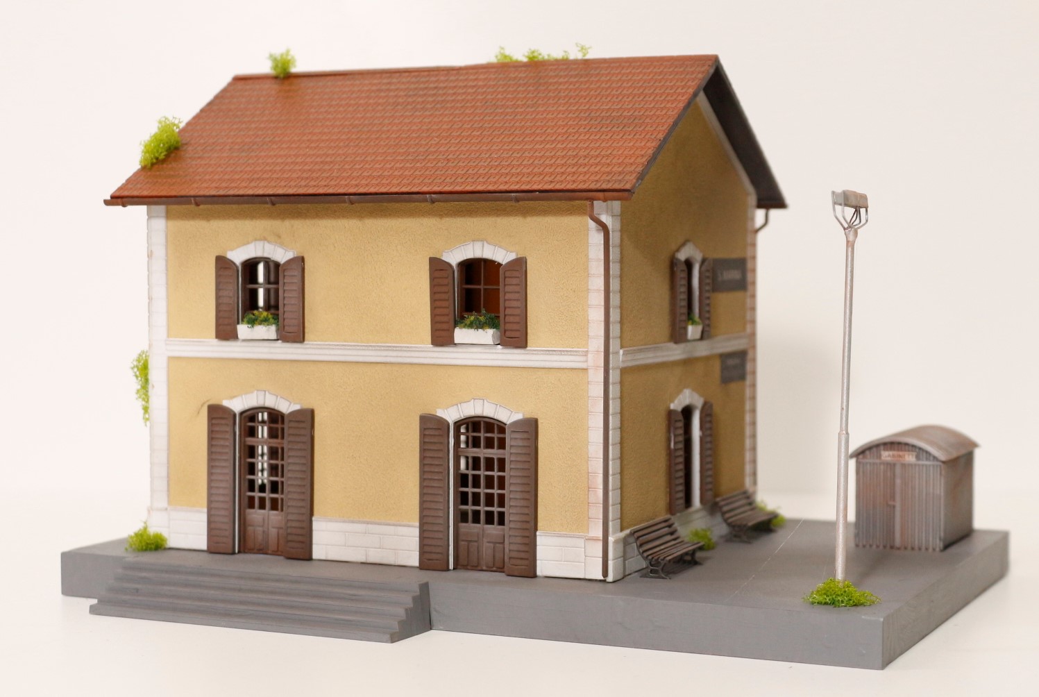 1036DM HO Stazione FS elaborata montata e illuminata come da foto scala 1:87 1036DM HO Stazione FS elaborata montata e illuminata come da foto scala 1:87