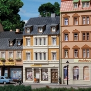 12253 Auhagen HO Fabbricato urbano con negozio di modellismo in kit di montaggio